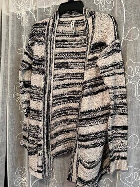 Pretty like new black and white sweater